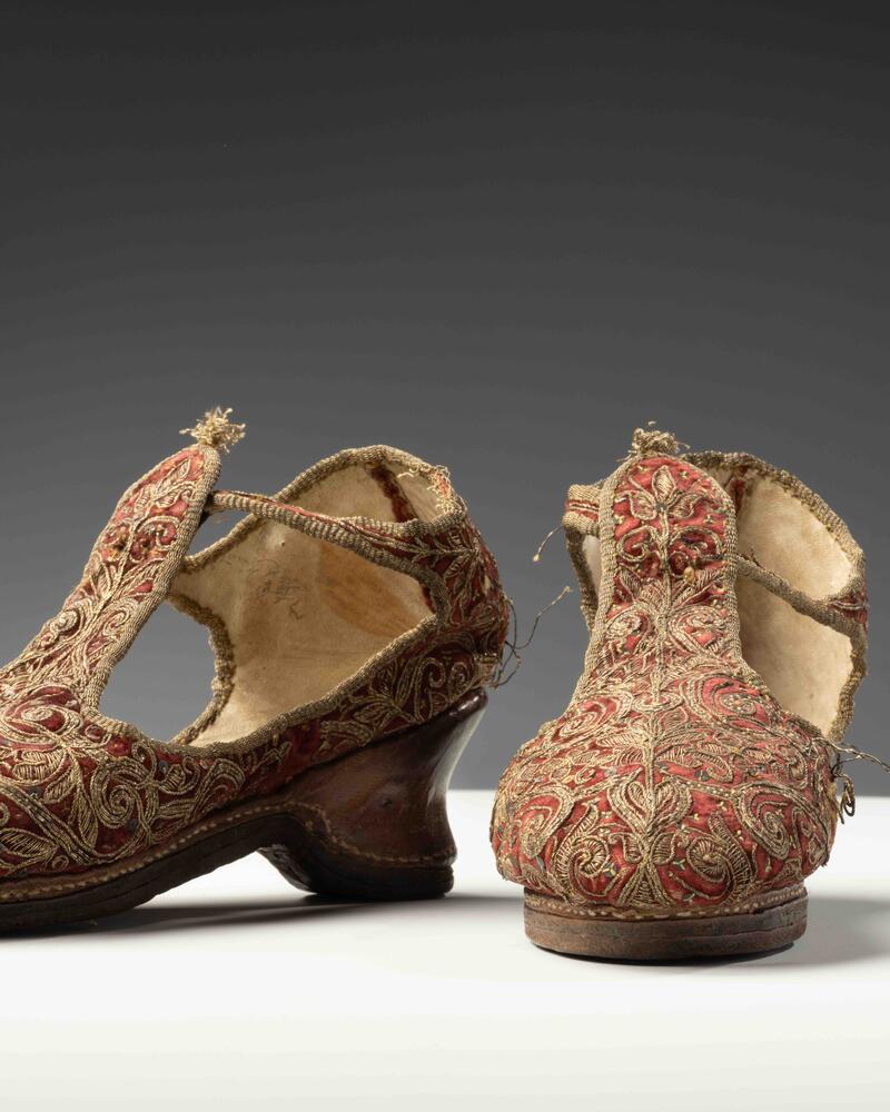 Geborduurde schoenen Fries Museum