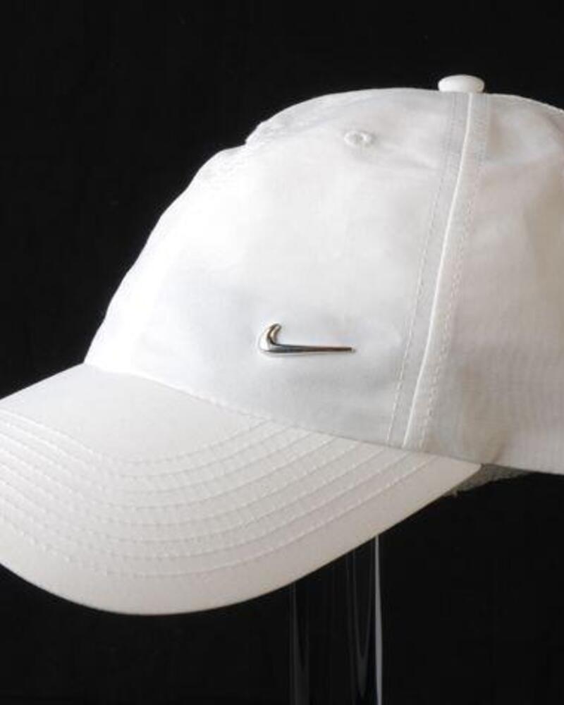 Pet, merk Nike, geheel wit met zilverkleurig Nike logo | Modemuze
