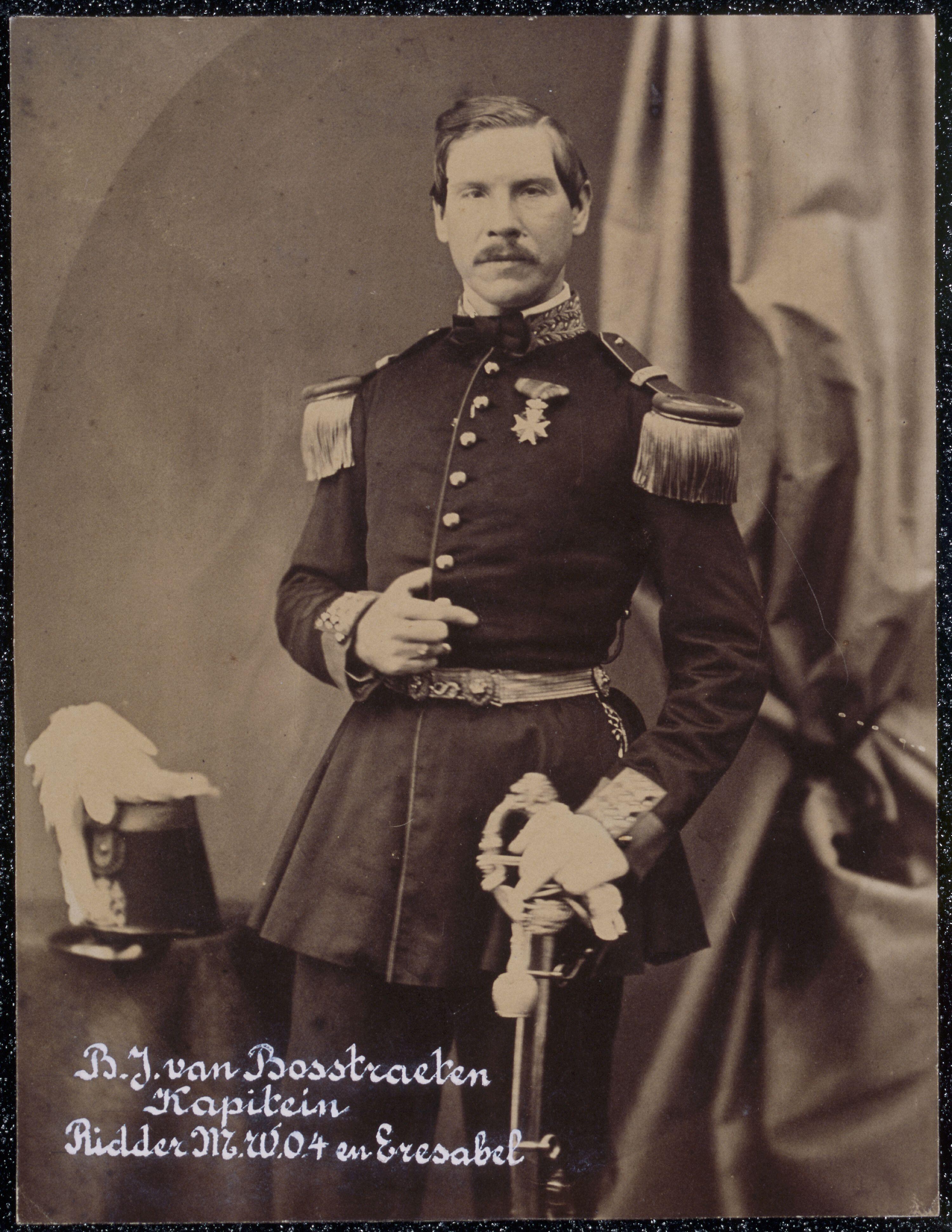 Collectie Museum Bronbeek, NL-AhKTOMMBB, 1887/06-1-2, Kapitein B.J. van Bosstraeten RMWO4 in groot tenue met sjako en donkerblauwe pantalon.