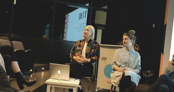 Moderator en stijlantropoloog Carmen Hogg en mede-oprichter van PUHA Tamara Karsdorp bij de Meet Up 'Dragers Uit de Mode'. Beeld: Sterre Snijders.