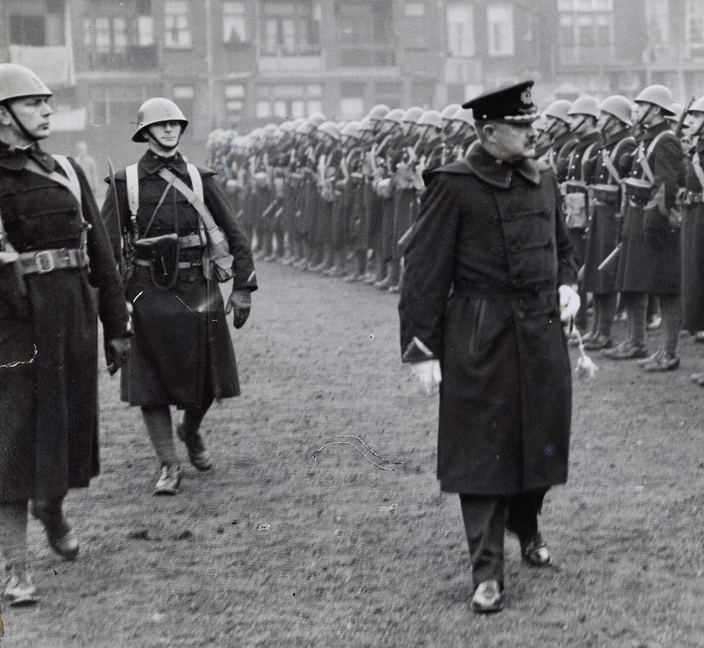 NIMH, 2158_061534, drie officieren van het Korps Mariniers in burnous, Rotterdam, december 1934.