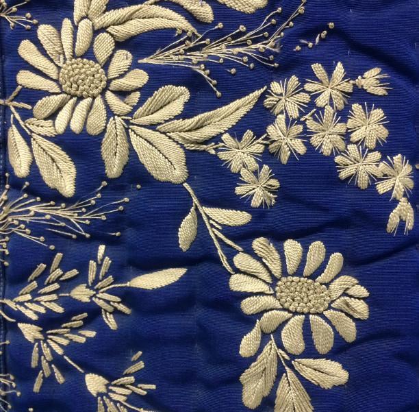 Afb. 1: Detail van kamerjas, gemaakt in Japan voor de westerse markt, ca. 1880, zijde, Fries Museum.