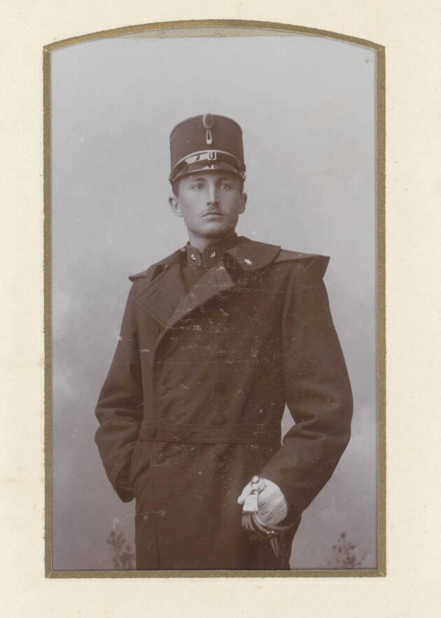Carte de visite van tweede luitenant L.C.J.M. van Overeem, Nederlands Leger in overjas type burnous in 1897. Collectie Rijksmuseum Amsterdam. RP-F-F00661-AH