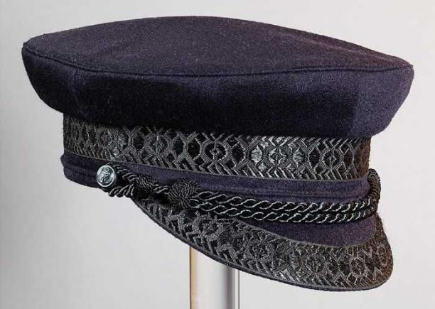 Afbeelding 4: Fa. Vero, vh van Veen, Pet van donkerblauw laken, schipperspet, 1914, (collectie Museum Rotterdam).