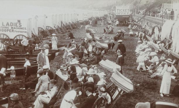 Gezicht op een strand met badkoetsen (vermoedelijk) te Groot-Brittannië, foto, 1910-1925, (collectie Rijksmuseum).