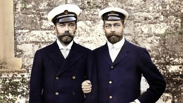 Tsaar Nicolaas II (links) en Britse monarch George V (rechts).