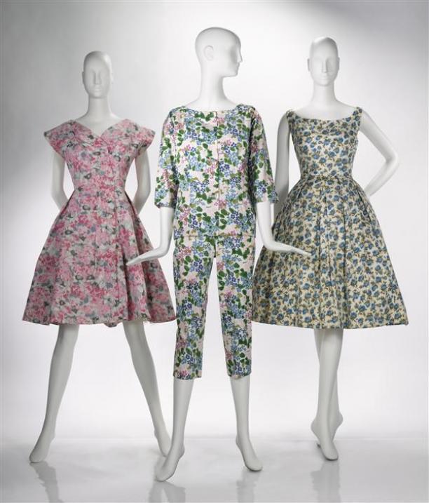 Drie ensembles bedrukt met patroon van bloemenmotieven