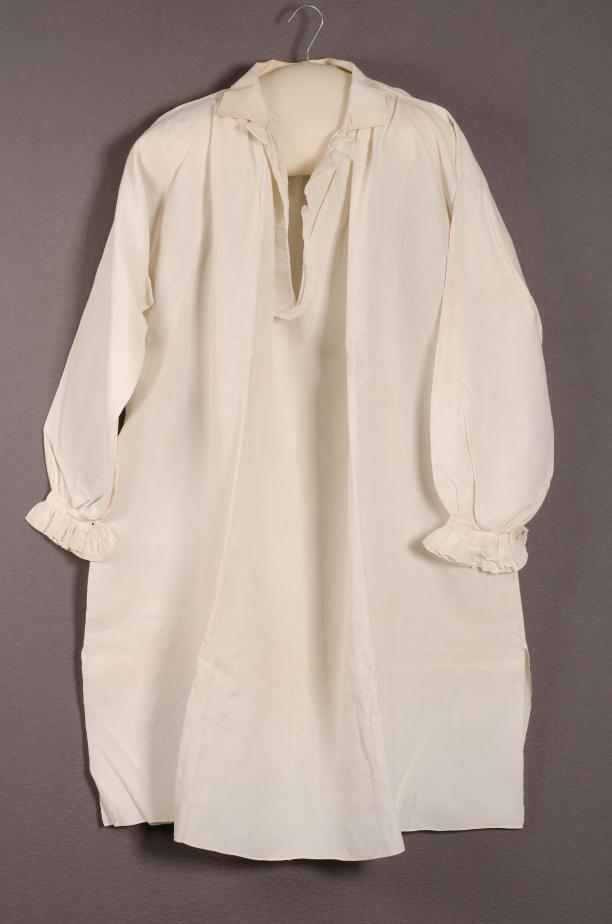 Een wit linnen herenhemd met jabot, collectie Centraal Museum