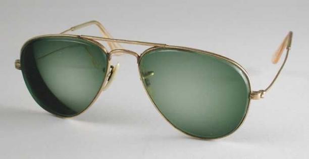 Zonnebril, type ‘pilotenbril’, groene glazen op sterkte in een dun montuur van goudkleurig metaal met smalle veren, “RAY-BAN”, collectie Museum Rotterdam