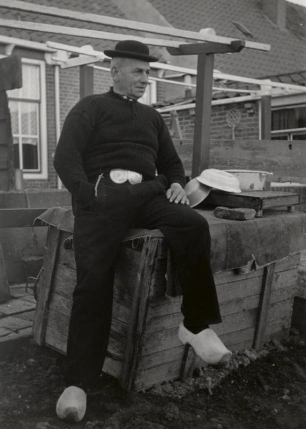 Jakob van Belzen in Arnemuider streekdracht. Hij is gekleed in de zondagse dracht en draagt de typische visserstrui, 1950. Collectie Nederlands Openluchtmuseum