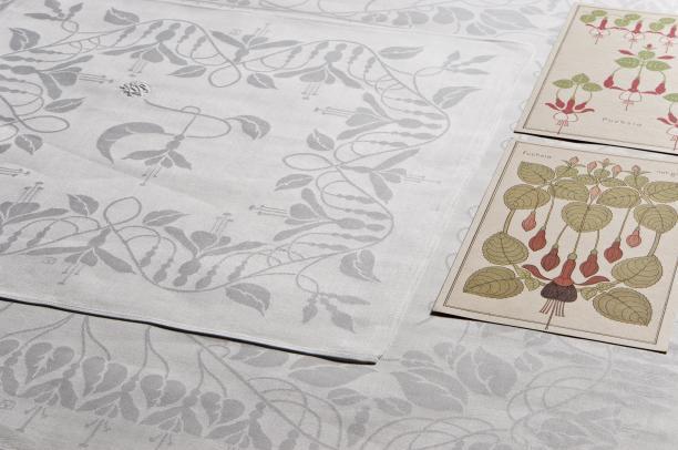 Afb. beneden: Cornelis van der Sluys (ontwerper) en Linnenfabrieken E.J.F. van Dissel / Van den Briel & Verster (uitvoerder), tafelgoed ‘Fuchsia’, ca. 1903-1971, collectie TextielMuseum Tilburg. Foto: Joep Vogels i.o.v. TextielMuseum.