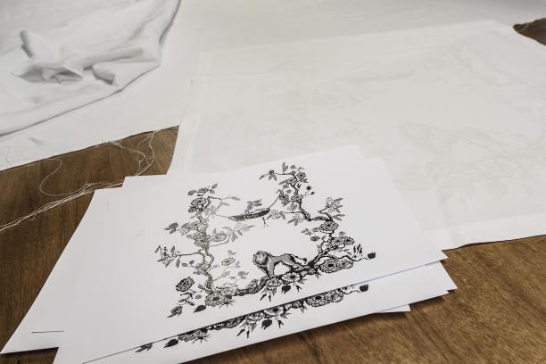 Jan Taminiau, schets en proefweefsel tafelgoed ‘Koningsdamast’, 2017, collectie TextielMuseum Tilburg. Foto: Maria van der Heyden i.o.v. TextielMuseum.