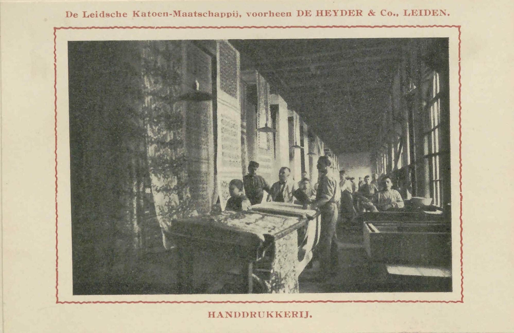 Kinderen werkzaam in de handdrukkerij van LKM, de afdeling waar de katoen bedrukt wordt met houten drukblokken. Ansichtkaart in boek BTMM0579. Collectie Textielmuseum Tilburg