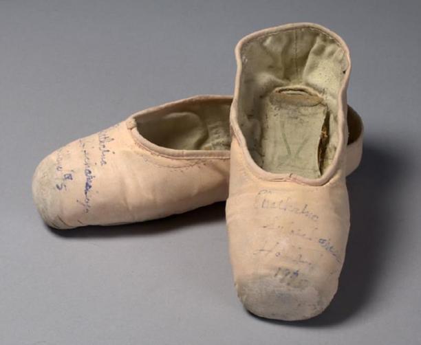 Paar spitzen gedragen door Ekathrina Sobechanskaya in een voorstelling van het Gloxinia Ballet Company