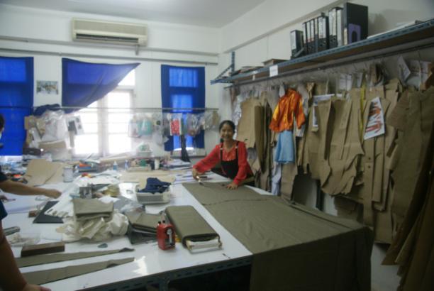 Foto van een vrouw in een atelier