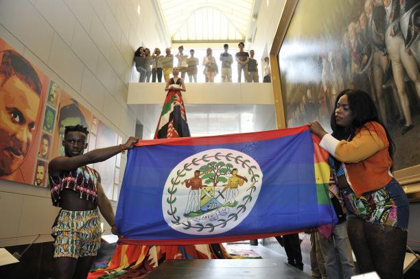 De vlag van Belize en de Rainbow Dress, foto Henk Rougoor