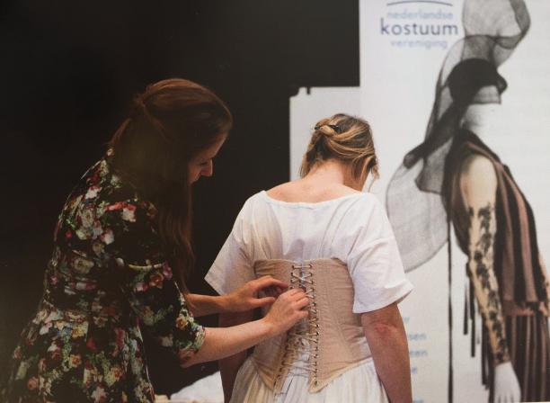 inrijgen van een korset