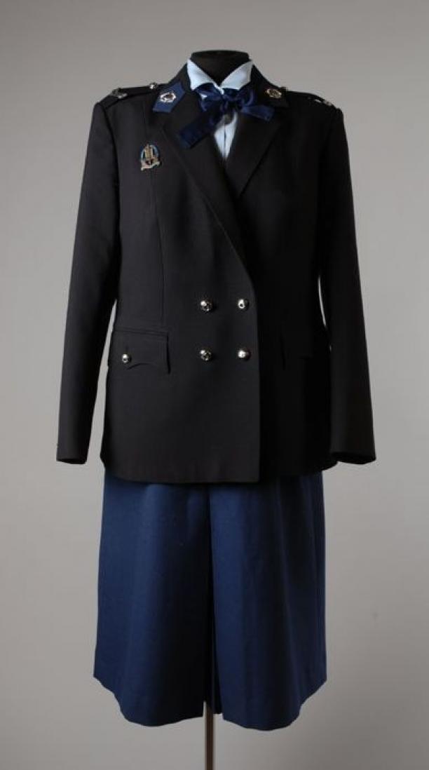 Uniformjas, colbert van zwarte keper, dubbele rij bolle zilverkleurige knopen, deel uniform van een politie-agente