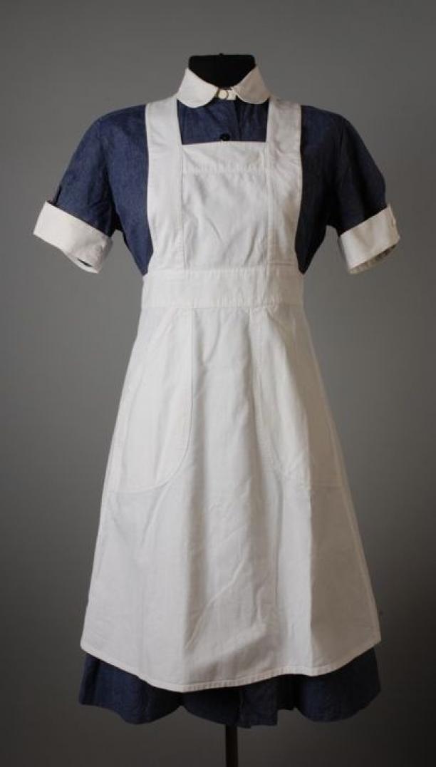 Jurk van blauw-wit katoen met wit schort, witte kraag en manchetten, uniform Maasoord, Collectie Museum Rotterdam