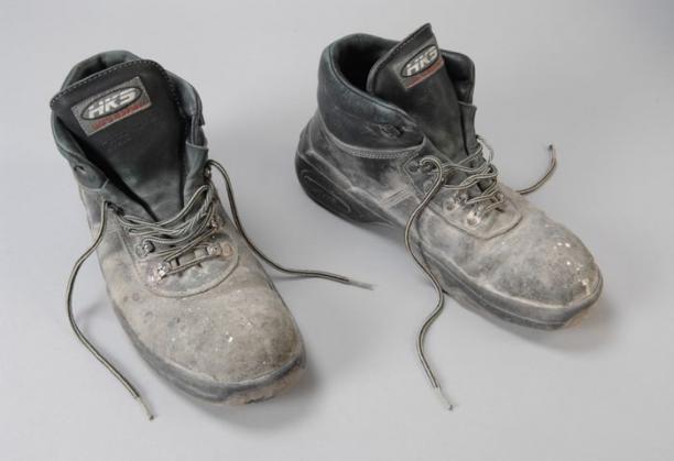 Zwarte werkschoenen, van Bulgaarse bouwvakker