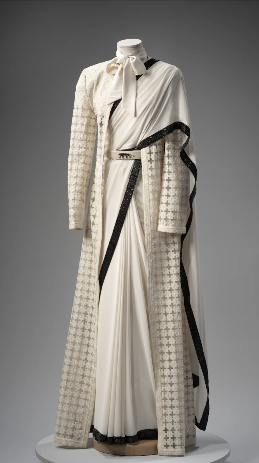 Sabyasachi Mukherjee en Aakash Thgara, Bengal Tiger Couture Sari, 2022, collectie Wereldmuseum. Foto: Cees de Jonge Modemuze 'Unlocking Fashion Heritage' (360-graden), 2024.