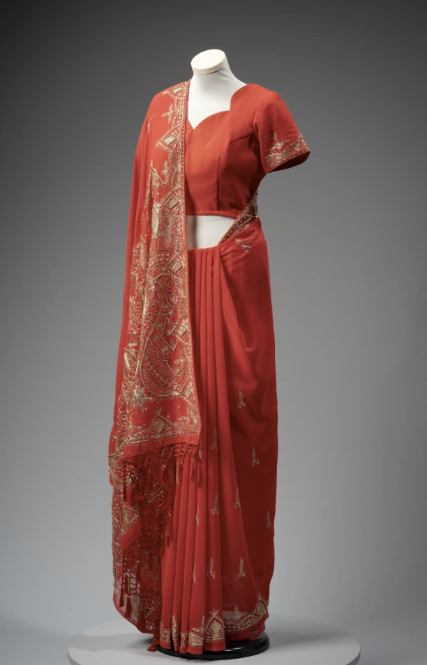Hindoestaanse bruidssari, 2003, collectie Wereldmuseum, TM-6144-1a/b. Foto: Cees de Jonge voor Modemuze 'Unlocking Fashion Heritage' (360-graden), 2024.