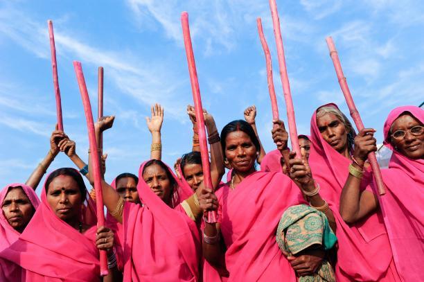 Women movement Gulabi gang. foto: Joerg Boethling.
