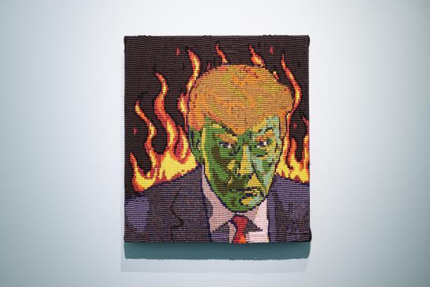 Trump Mugshot, gewoven glazen, metalen en vergulde kralen op wol, op een houten en aluminium frame, 2023.