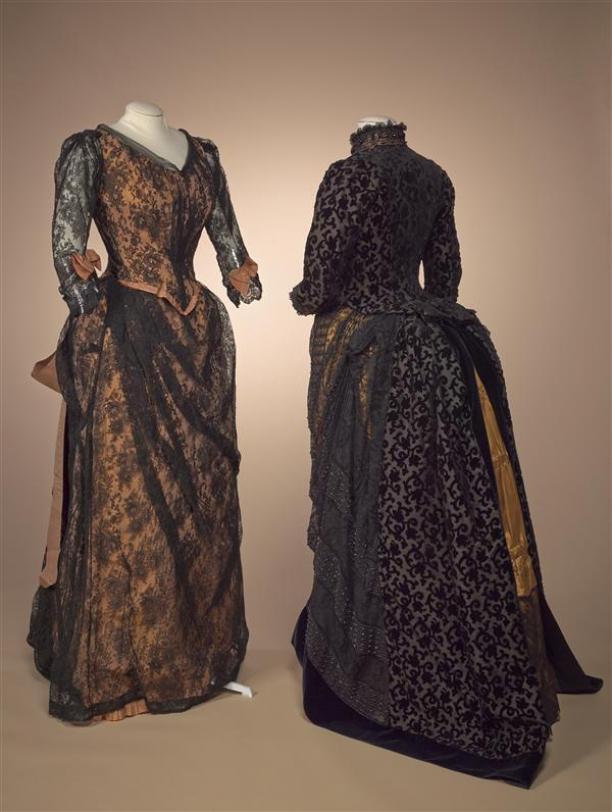 Afb. 4: Links het slanke silhouet van de vroege jaren 90, rechts een tournurejapon (circa 1885), coll. Kunstmuseum Den Haag