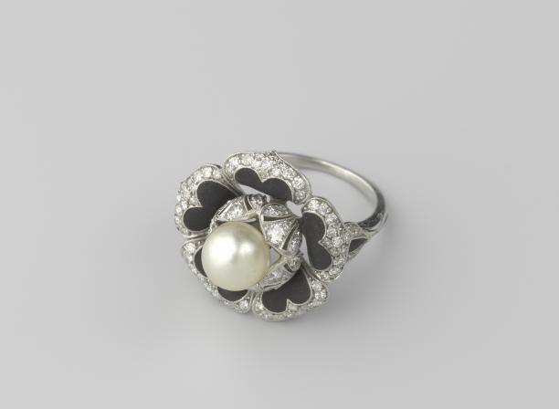 Atelier Johannes Steltman (1891-1961), Lotusring, 1936. Collectie Rijksmuseum (BK-2018-136).