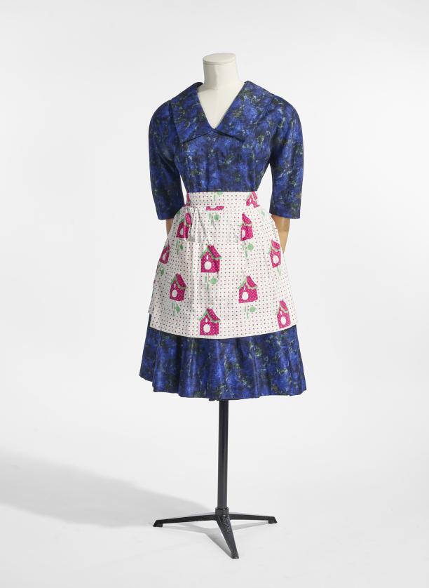 Jurk in wol en zijde, met schortje, gedragen tijdens het lesgeven. Inv.nr. X4031. ©Stany Dederen voor Modemuseum Antwerpen.