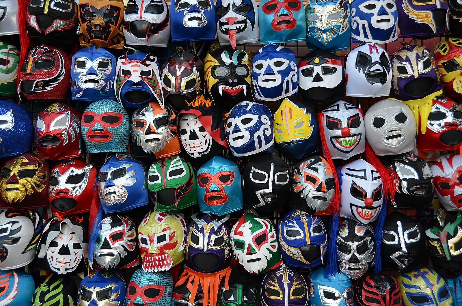 Lucha libre máscaras (Mexicaanse worstelmaskers) gevonden in San Fransisco. Foto: Jonathan McIntosh, via: Wikimedia Commons.