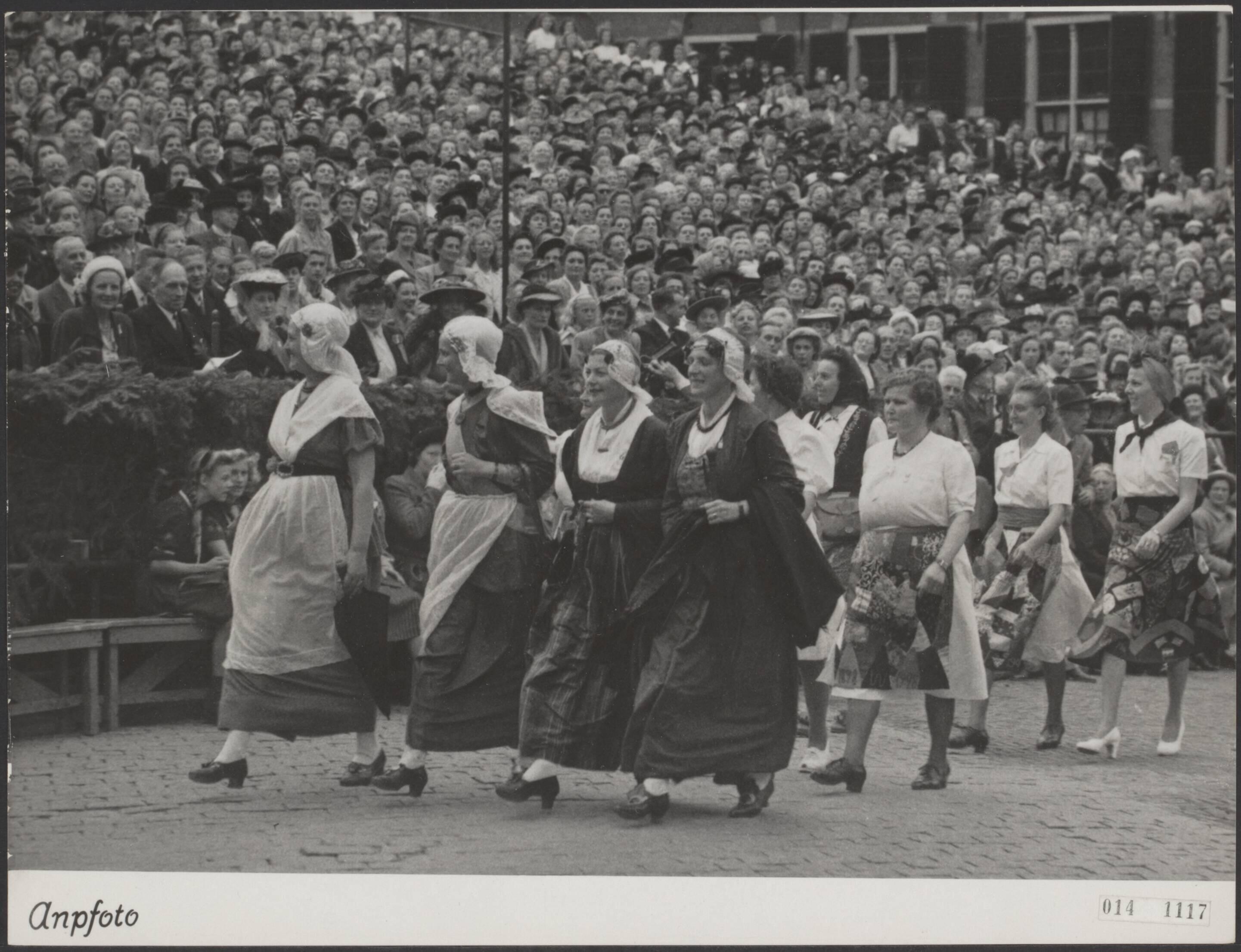 Prinses Juliana woonde donderdagmiddag op het Binnenhof te 's-Gravenhage een feestelijke bijeenkomst bij, georganiseerd door het bestuur van de tentoonstelling "De Nederlandse Vrouw 1898-1948" in samenwerking met het Comité "de Nationale Feestrok". Vrouwen in klederdrachten van alle streken van ons land defileerden voor de prinses. De Friezinnen trekken voorbij de tribune gevolgd door dames in de feestrok.