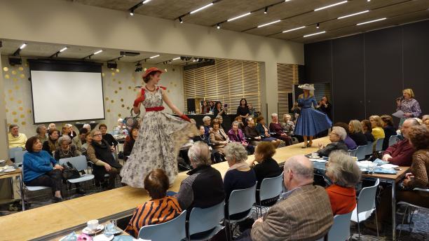 New Look jurken bij een modeshow in Café Europa over Joodse modegeschiedenis
