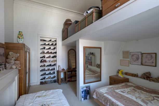 Slaapkamer, inclusief speciaal voor schoenen gemaakte schappen. © Guy Voet voor Modemuseum Antwerpen.