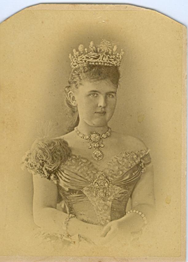 Foto Barraud, Londen 1882. Koningin Emma in gala. Paleis Het Loo, Apeldoorn, collectie GVON
