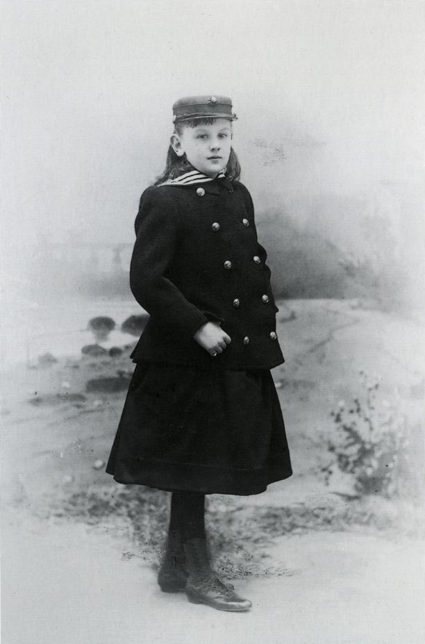 Afb. 1: Koningin Wilhelmina in cadettenkostuum, 23-02-1892. Fotograaf: Adolphe Zimmermans, Den Haag. Koninklijke Verzamelingen, Den Haag