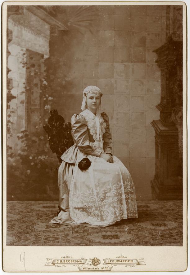 Koningin Wilhelmina als twaalfjarige in Fries kostuum, 27 april 1893. Koninklijke Verzamelingen. Foto C.B. Broersma