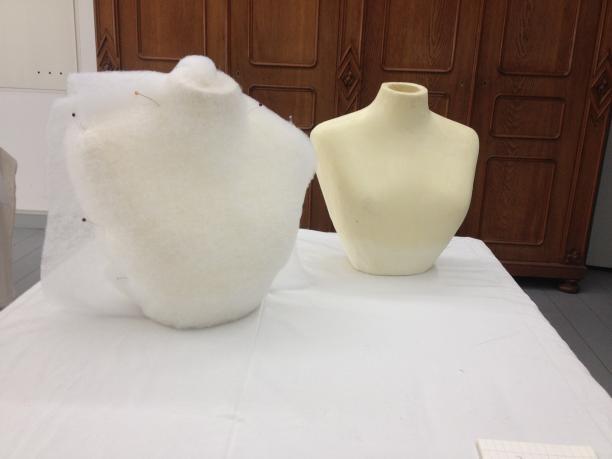 De torso's worden gemodelleerd met dun fiberfill