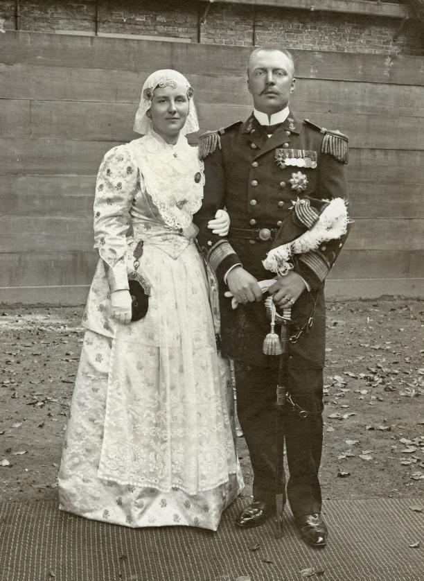 Koningin Wilhelmina in Fries kostuum met prins Hendrik, 1905. Koninklijke Verzamelingen. Foto I.H. Slaterus
