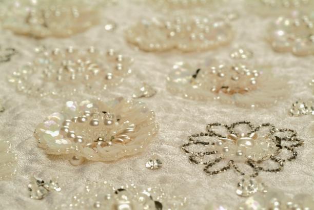 Detail van de sleep van de bruidsjurk, met daarop de geborduurde margrieten. Foto collectie Paleis Het Loo.