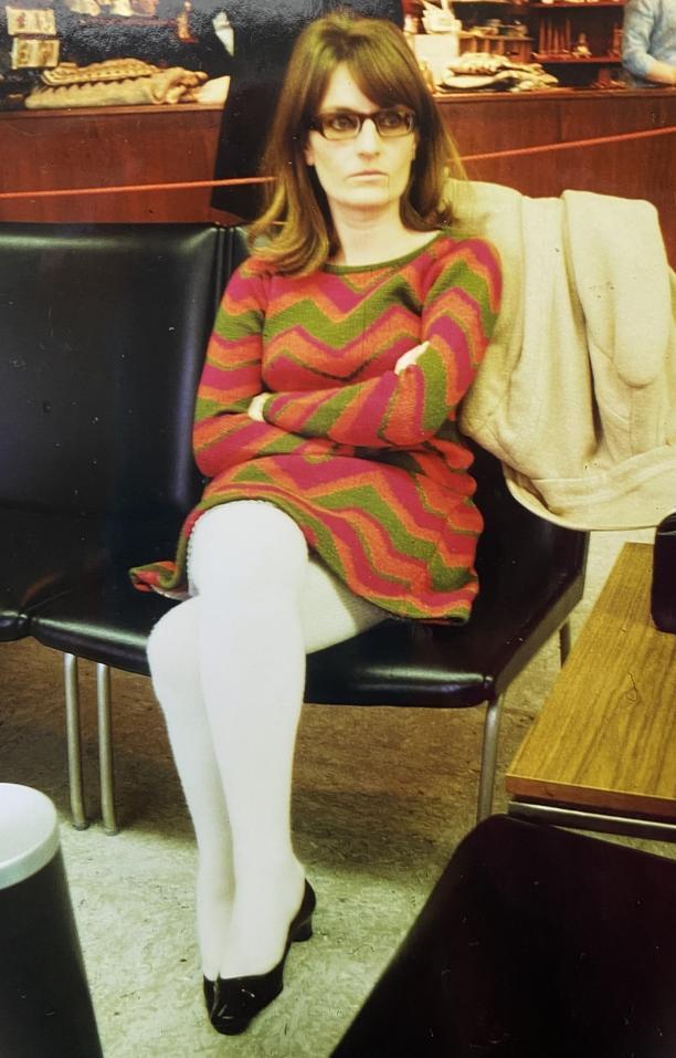 Frieda Verhees vond de bovenstaande jurk van B. Altmann en Co. later in een andere kleurstelling in een kringloopwinkel. Einde jaren ’60. ©Persoonlijk archief Frieda Dauphin-Verhees (Foto: Gérald Dauphin)
