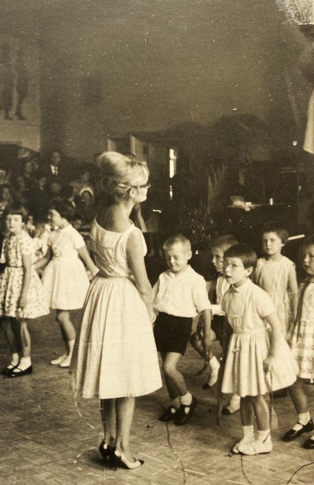 Frieda geeft les, circa 1960. ©Persoonlijk archief Frieda Dauphin-Verhees.