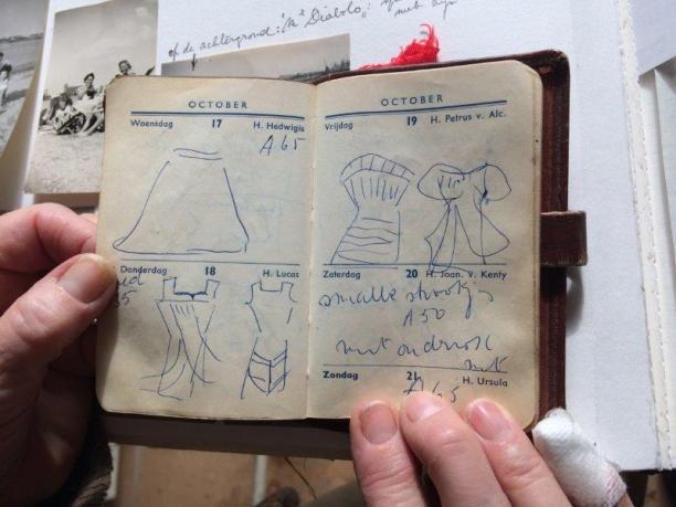 De moeder van Frieda maakt heimelijk tekeningen in haar agenda wanneer ze een modeshow bezoekt. Jaren 1950. Foto: auteur.