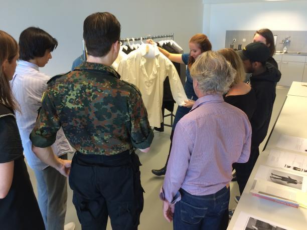 Judith toont de mannencollectie van het Amsterdam Museum aan de studenten