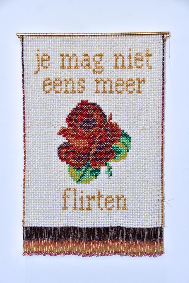 geborduurd met tekst "je mag niet eens meer flirten"