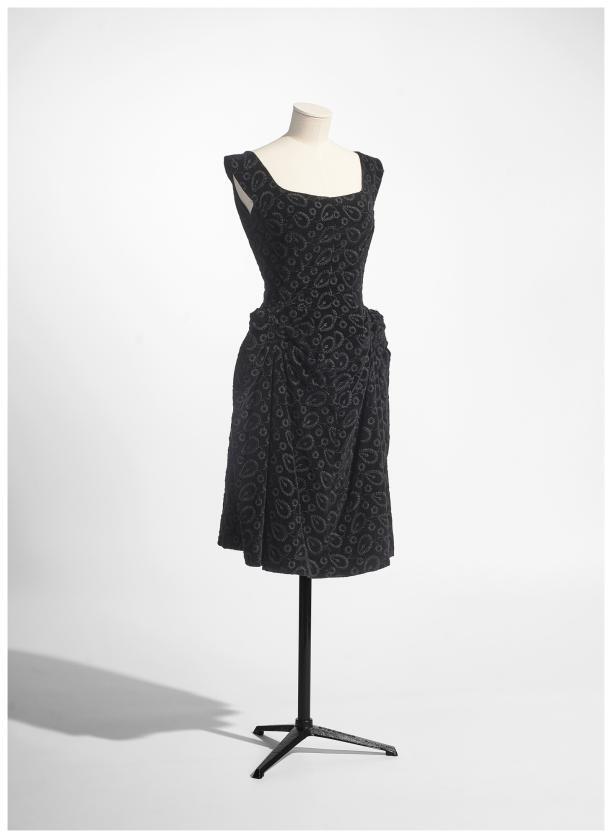 Avondjurk uit de jaren ‘50 die Frieda droeg in de jaren ‘80; katoenfluweel. Inv.nr. T22/2672. ©Stany Dederen voor Modemuseum Antwerpen.