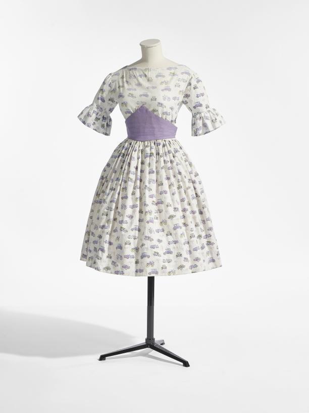 Eerste door Frieda zelf gemaakte jurk met brede tailleriem. Bedrukt katoen. 1959. T22/2668/1-2. ©Stany Dederen voor Modemuseum Antwerpen.