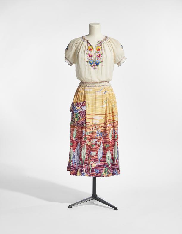 Rok, ooit onderdeel van een jurk van haar moeder uit de jaren '40 en blouse, jaren '40. Katoenweefsel; borduurwerk; bedrukking. Gedragen in de jaren '70. Inv.nr. X4040. ©Stany Dederen voor Modemuseum Antwerpen.