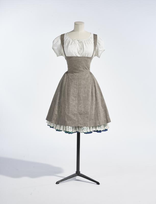 Een van de ‘dirndl’-jurken, in een katoenweefsel, waaronder Frieda een onderrok met aangezette blauwe en groene volants draagt, 1957-1962. Maker: Isabella Von Kanel/Frieda Verhees. Inv.nr. X4028. ©Stany Dederen voor Modemuseum Antwerpen.